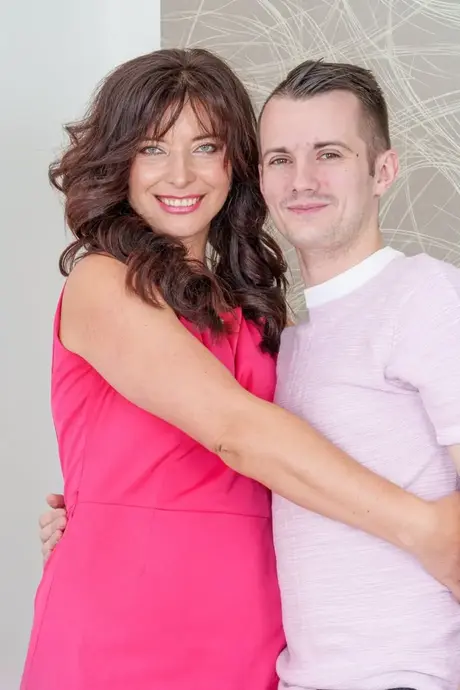 Brunetka Asha Heart svádí štíhlého chlapa a je šukána v prádle