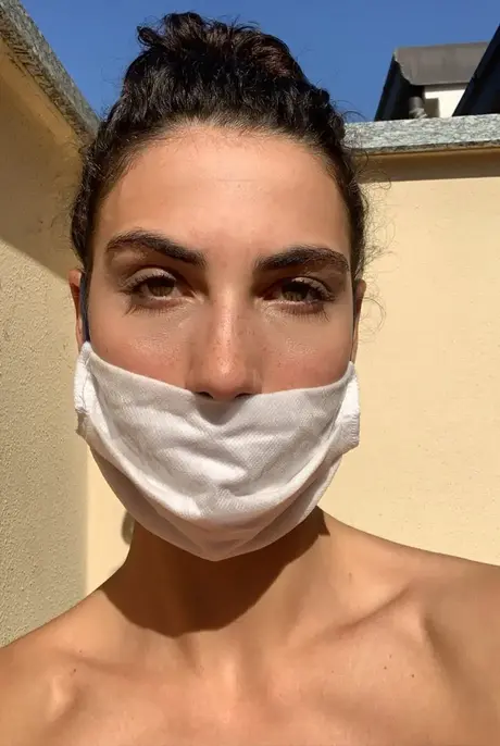 Brunetka venku předvádí svůj velký zadek a pevná prsa