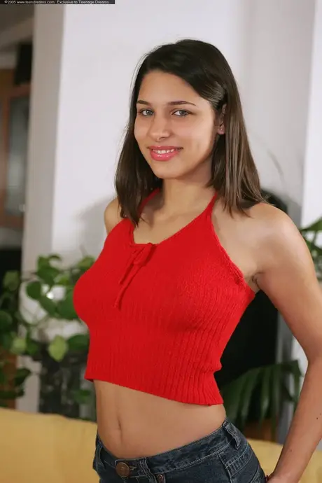 Brunetka Bettina si po svléknutí hladí středně velká prsa