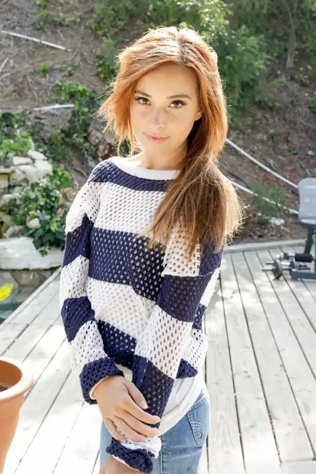 Brunetten Kaylee Haze blottar sin rumpa utomhus och sprider benen
