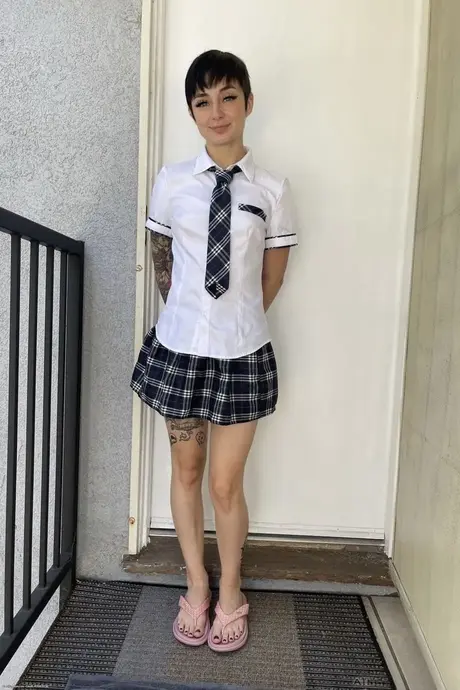 Brunetka školačka Stevie Moon roztahuje oholenou, naduřelou pussy v detailu