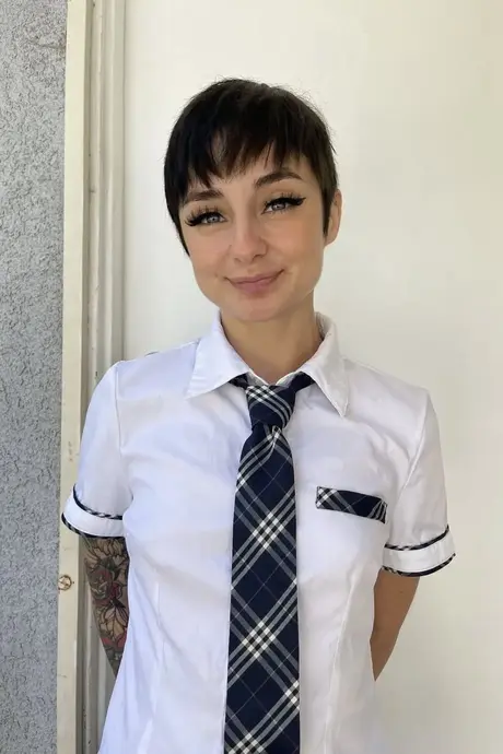 Brunetka školačka Stevie Moon roztahuje oholenou, naduřelou pussy v detailu