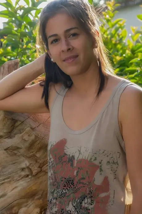 Brunetka Solange ukazuje své křivky a chlupatou píču v parku