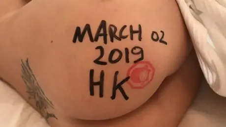 Prsatá blondýna Ivana roztahuje svou upravenou kundu v detailu po hardcore sexu
