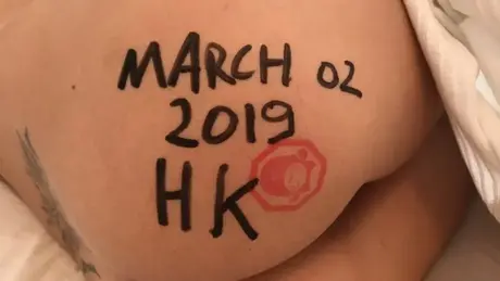 Prsatá blondýna Ivana roztahuje svou upravenou kundu v detailu po hardcore sexu