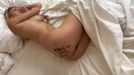 Prsatá blondýna Ivana roztahuje svou upravenou kundu v detailu po hardcore sexu