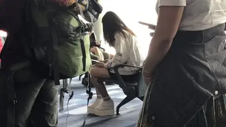 Prsatá blondýna Ivana roztahuje svou upravenou kundu v detailu po hardcore sexu