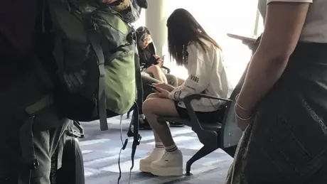 Prsatá blondýna Ivana roztahuje svou upravenou kundu v detailu po hardcore sexu
