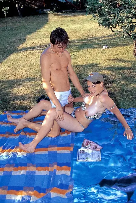 Die vollbusige Elena A bläst vor einer Outdoor-Anal-Szene im Hinterhof