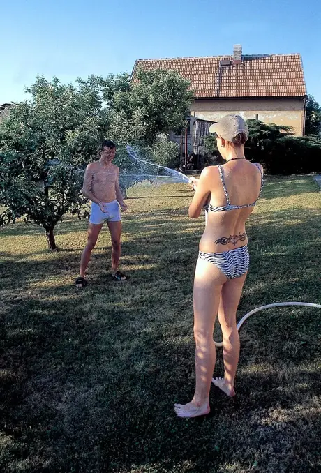 Die vollbusige Elena A bläst vor einer Outdoor-Anal-Szene im Hinterhof