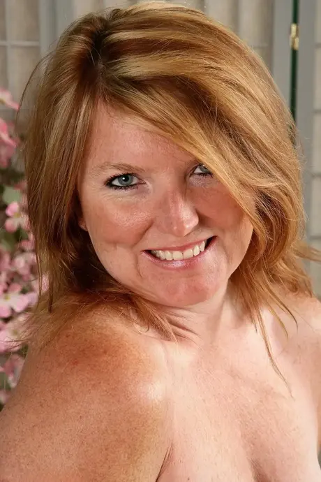 La MILF formosa Stacie mostra i suoi piedini carini, la sua figa rasata e il suo sedere rotondo
