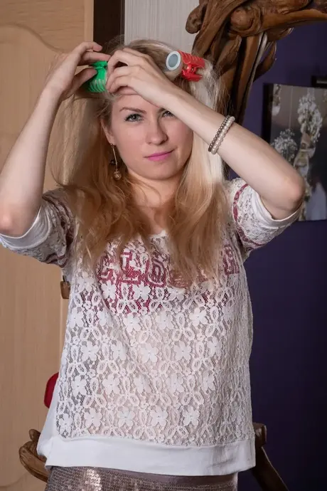 Candy Rose, la piccola adolescente arrapata, mostra il suo culo caldo e la sua figa pelosa