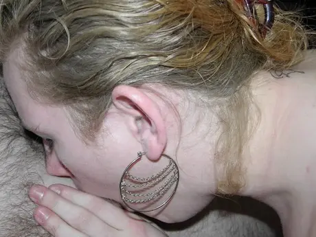 Chastity Sinn, amatrice aux courbes généreuses en bas résille, offre une fellation POV excitante