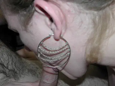 Chastity Sinn, amatrice aux courbes généreuses en bas résille, offre une fellation POV excitante