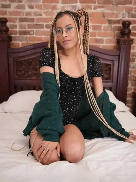 Cherry Glazed, die sexy Nerd-Schönheit, zieht sich aus und posiert nackt in ihrem Schlafzimmer