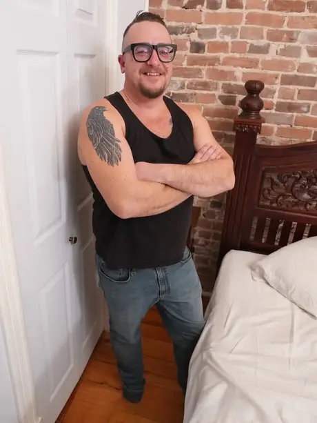 Cherry Glazed, sexy nerd, se svléká a pózuje nahá ve své ložnici