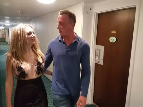 Classy Filth, la escort rubia, concluye una salvaje sesión anal en hotel con una corrida facial