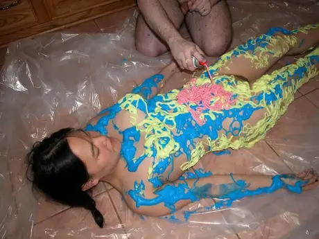 Colette, asijská teenagerka, je pokrytá barevnou 3D pěnou
