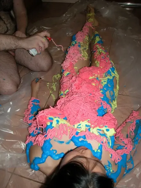 Colette, asijská teenagerka, je pokrytá barevnou 3D pěnou