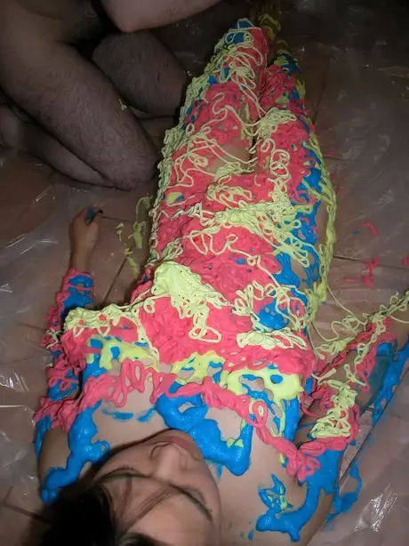 Colette, asijská teenagerka, je pokrytá barevnou 3D pěnou