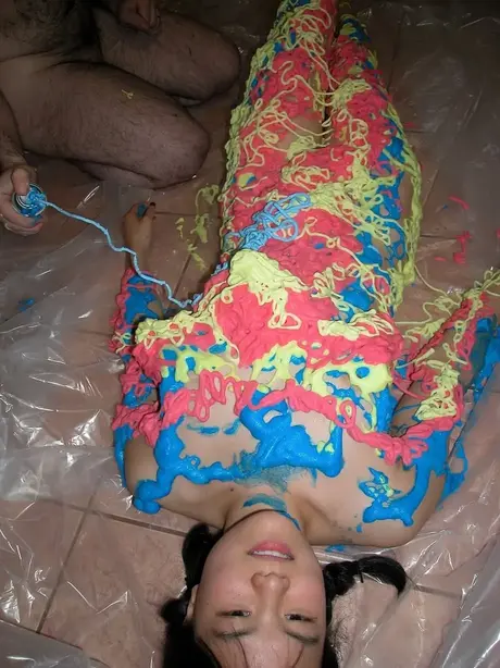 Colette, asijská teenagerka, je pokrytá barevnou 3D pěnou