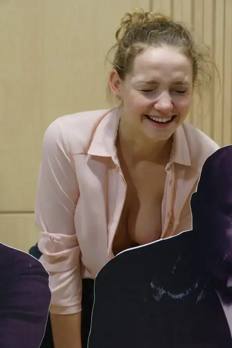 Faina Bona, beauté amateur, montre ses seins et son joli cul en talons