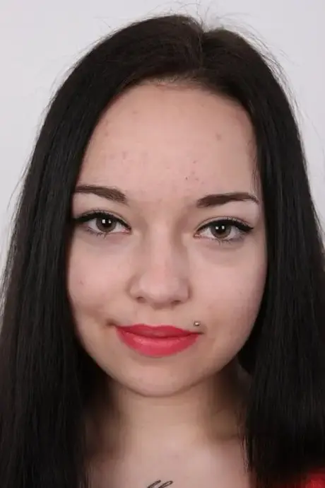 Первая откровенная фотосессия: миниатюрная Adriana позирует обнажённой
