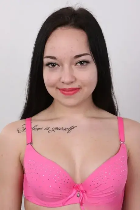 Prima sessione fotografica nuda: la minuta Adriana posa nuda