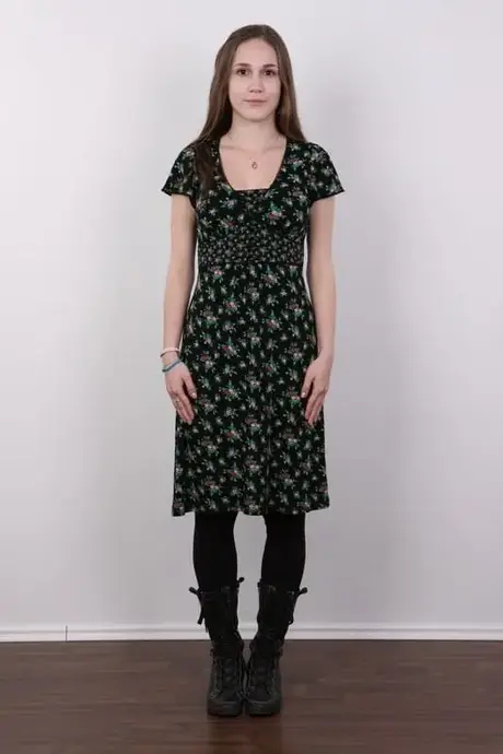 Klara, la fille d'à côté, retire ses vêtements et ses bottes pour se mettre complètement nue