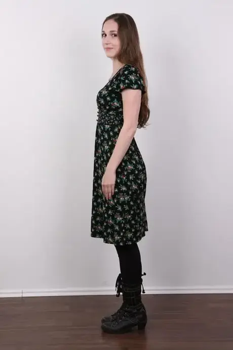 Klara, la fille d'à côté, retire ses vêtements et ses bottes pour se mettre complètement nue