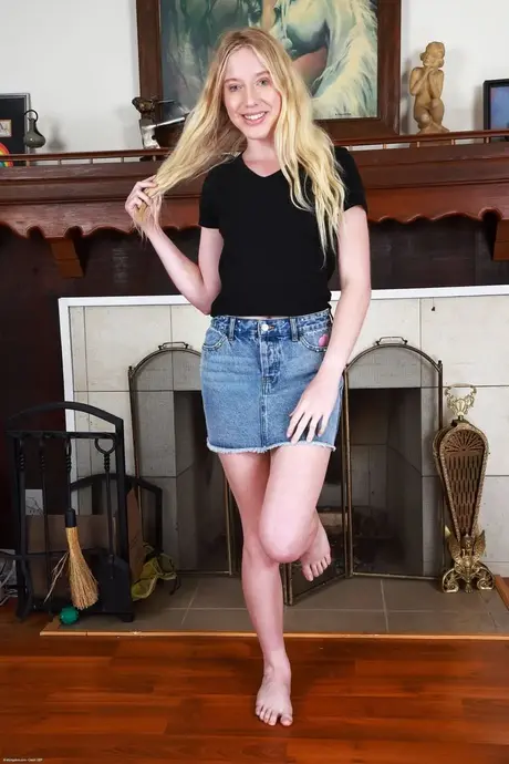 Splendida bionda dalle gambe lunghe apre la sua figa stretta e liscia