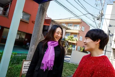 De Japanse huisvrouw Miho Wakabayashi heeft een affaire met een jongere man