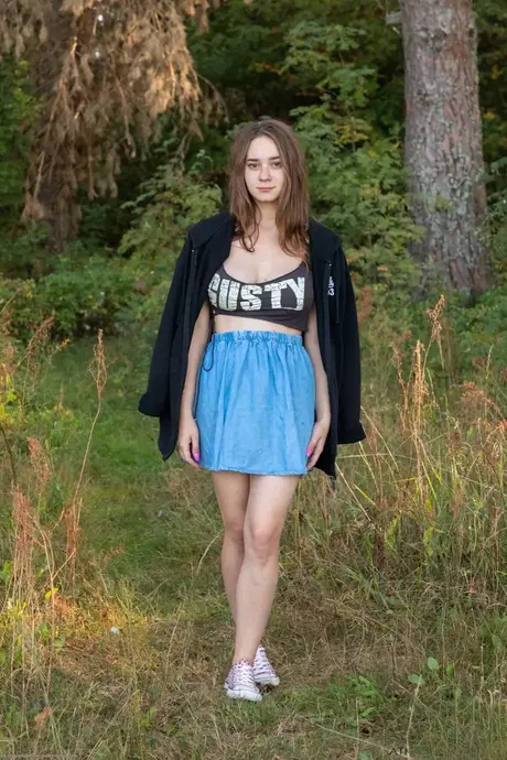 Keey Hill, la ragazza senza mutandine, si spoglia nuda all'aperto e mostra i suoi grandi seni