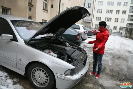 Kim, tmavá teenagerka, je prcána do zadku starším mužem, který jí pomohl nastartovat auto