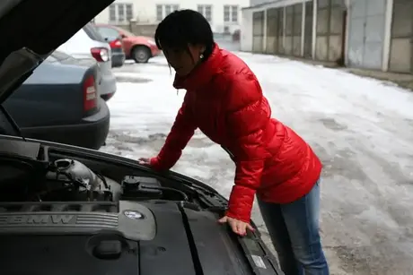 Kim, tmavá teenagerka, je prcána do zadku starším mužem, který jí pomohl nastartovat auto