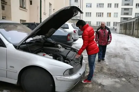Kim, tmavá teenagerka, je prcána do zadku starším mužem, který jí pomohl nastartovat auto