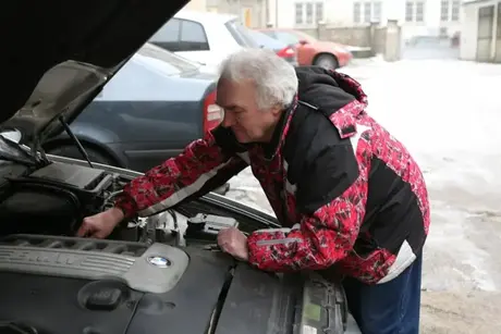 Kim, tmavá teenagerka, je prcána do zadku starším mužem, který jí pomohl nastartovat auto