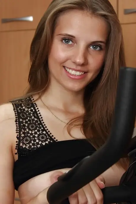 Kira ukáže svá malá prsa, než si stáhne šortky přes svůj pevný zadek