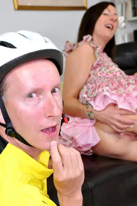 Lara, kyprá MILF, svádí chlapce na kole k hlubokému análnímu sexu
