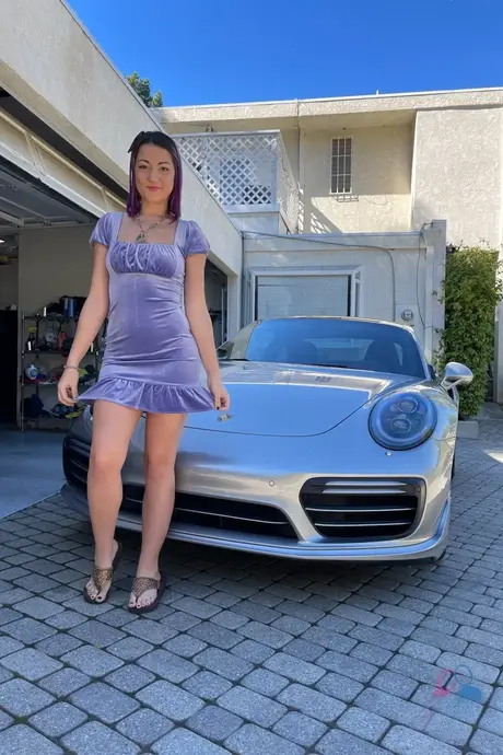 Lily Adams, eine kaukasische Frau, zeigt ihr spermaüberzogenes Gesicht nach einer knochigen Begegnung