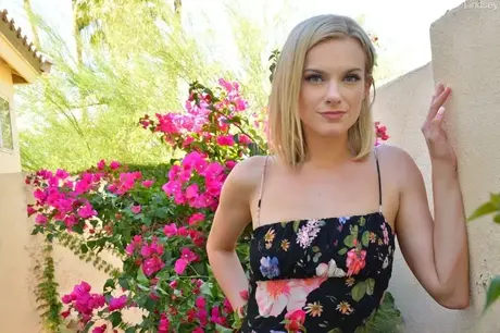 Lindsey, sexy MILF, se u bazénu svlékne donaha a masturbuje se svým dildem