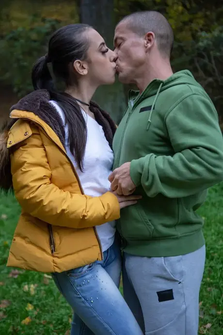 Lola Heart, den brunette kæreste, får sin barberede fisse kneppet og creampie