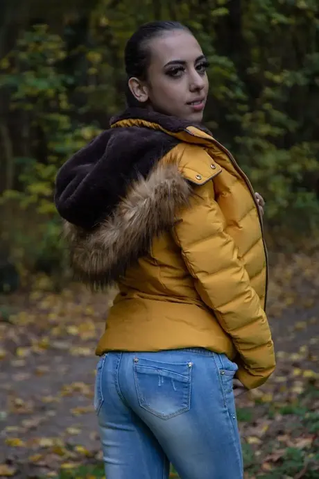 Lola Heart, brunetka přítelkyně, si nechá ojet oholenou píču a dostane creampie