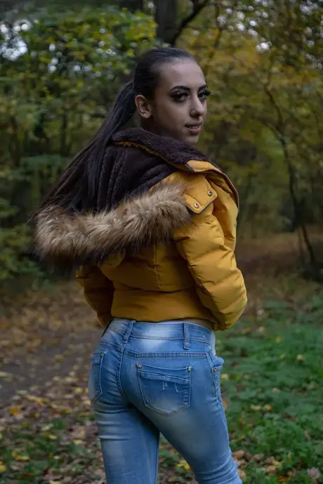 Lola Heart, den brunette kæreste, får sin barberede fisse kneppet og creampie