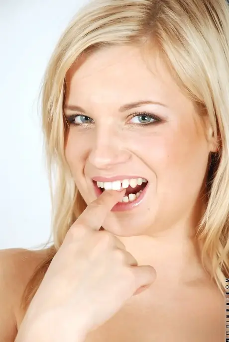 Luceana, zcela přirozená MILF, si na pohovce současně prstí obě své dírky