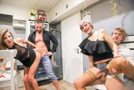 Zralé a mladší ženy sdílejí vášnivou skupinovou sexuální scénu