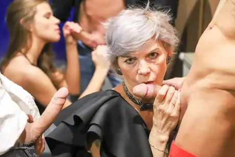 Mulheres maduras e mais jovens compartilham uma sessão de sexo em grupo apaixonada