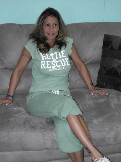 A MILF madura Leeanna Heart revela seus seios falsos e sua vagina aparada