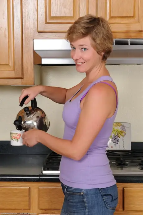 Liz Sophia, madura y de pelo corto, lo muestra todo y posa en la cocina