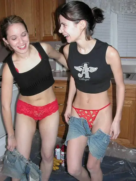 Miko Starr en Roxanne, slanke amateur-teens, kleden zich uit en maken een rommel in een keuken